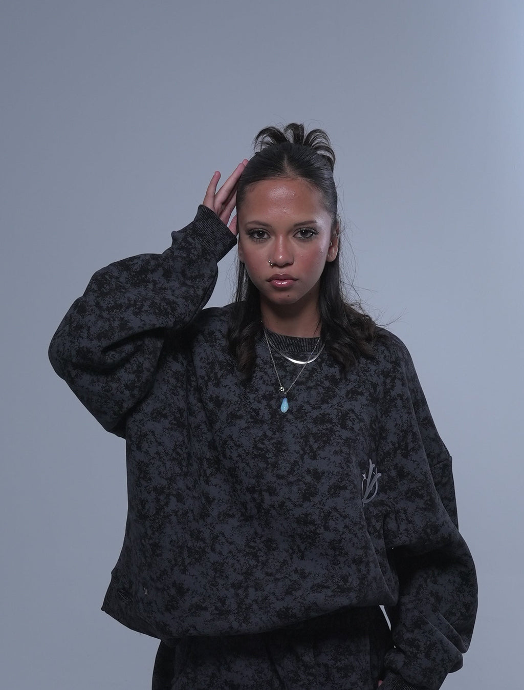 WASHED BLACK CREWNECK, Standout comfortably