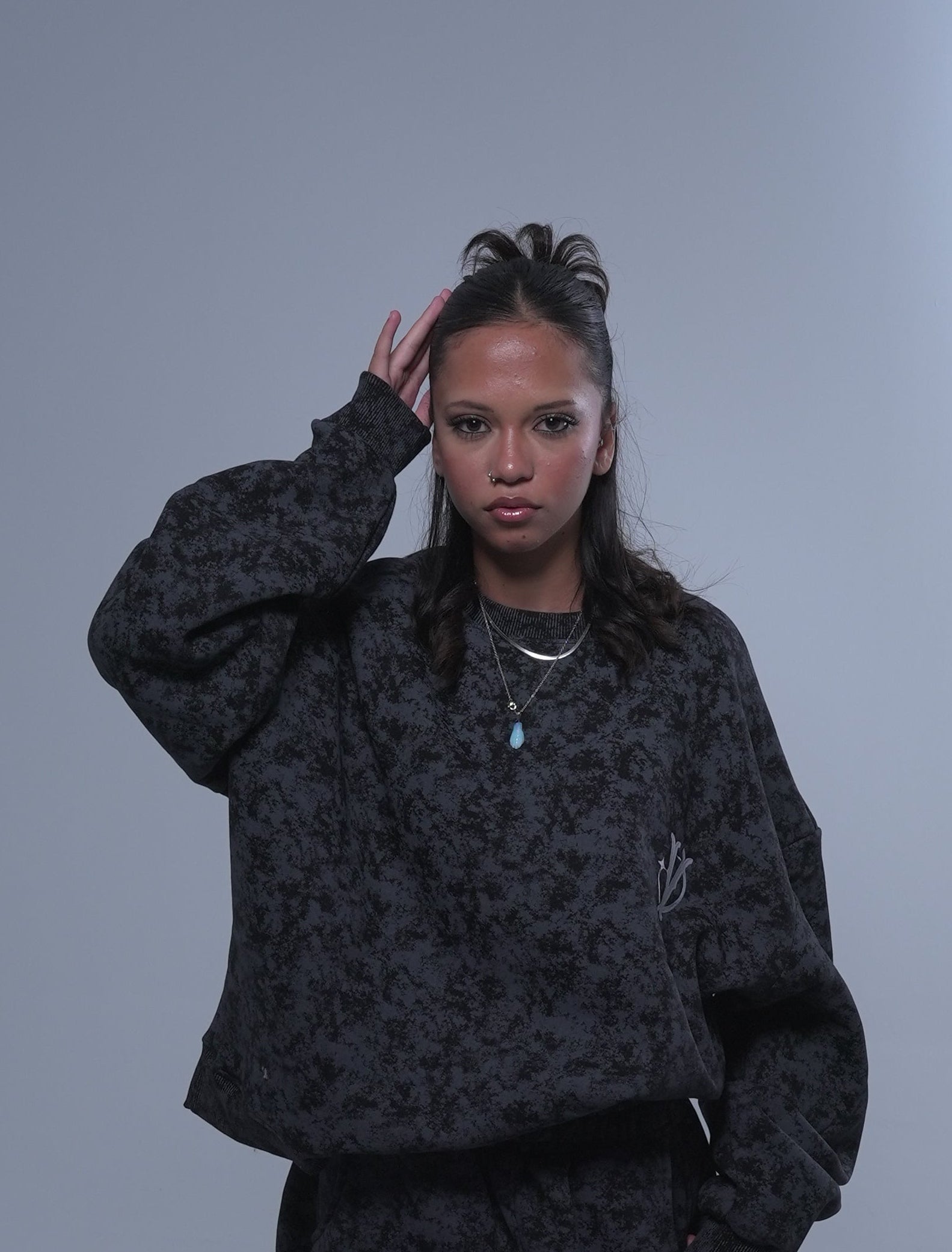WASHED BLACK CREWNECK, Standout comfortably