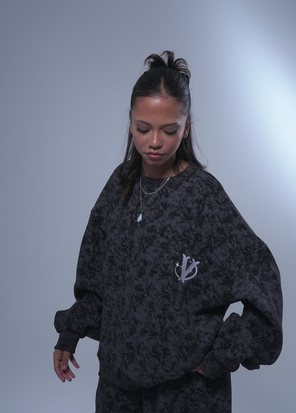 WASHED BLACK CREWNECK, Standout comfortably