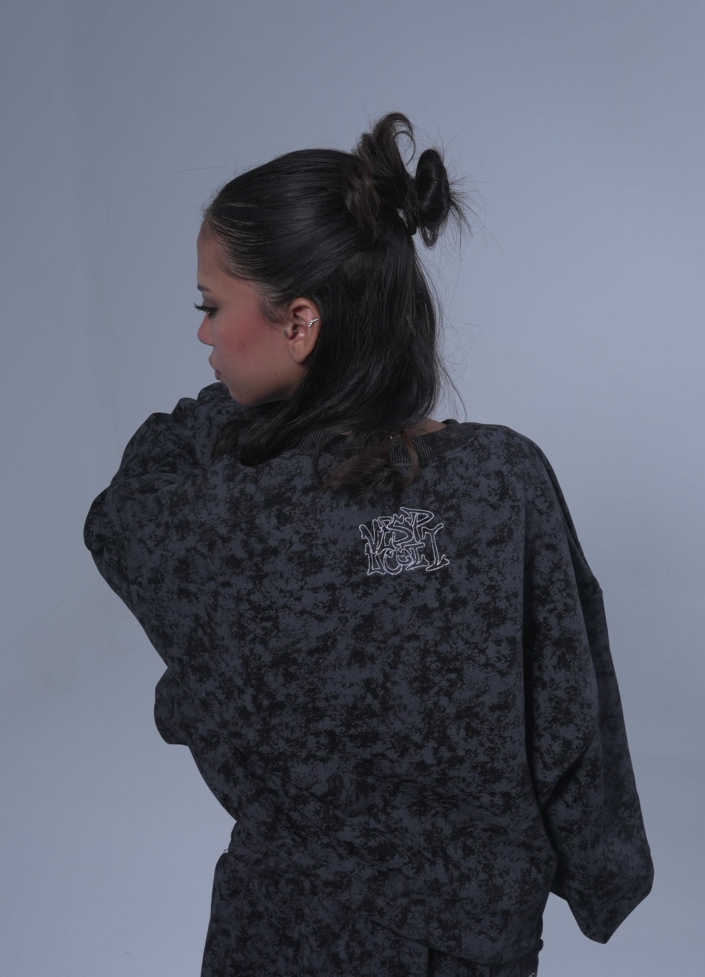 WASHED BLACK CREWNECK, Standout comfortably