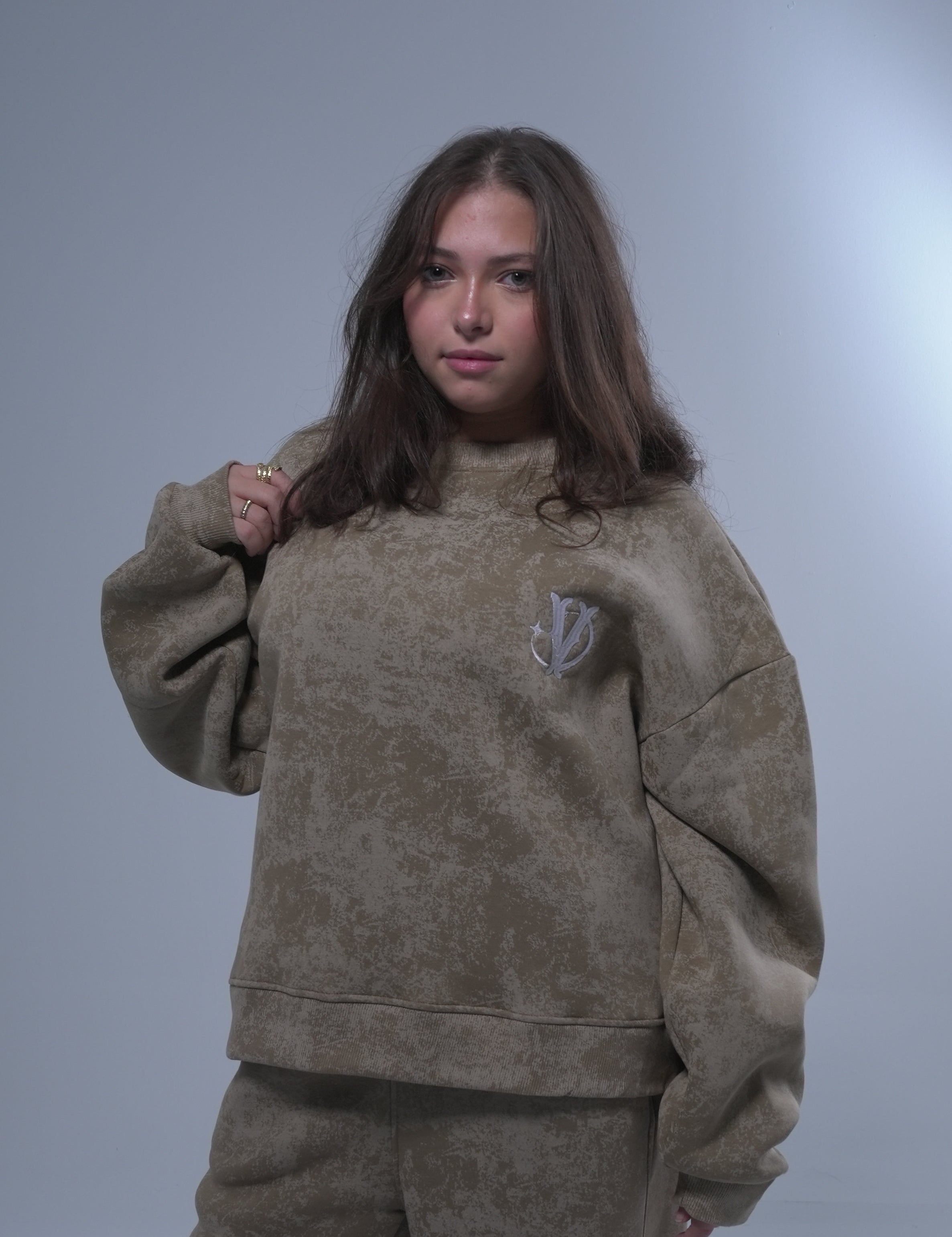 Washed Beige Crewneck, Standout comfortably