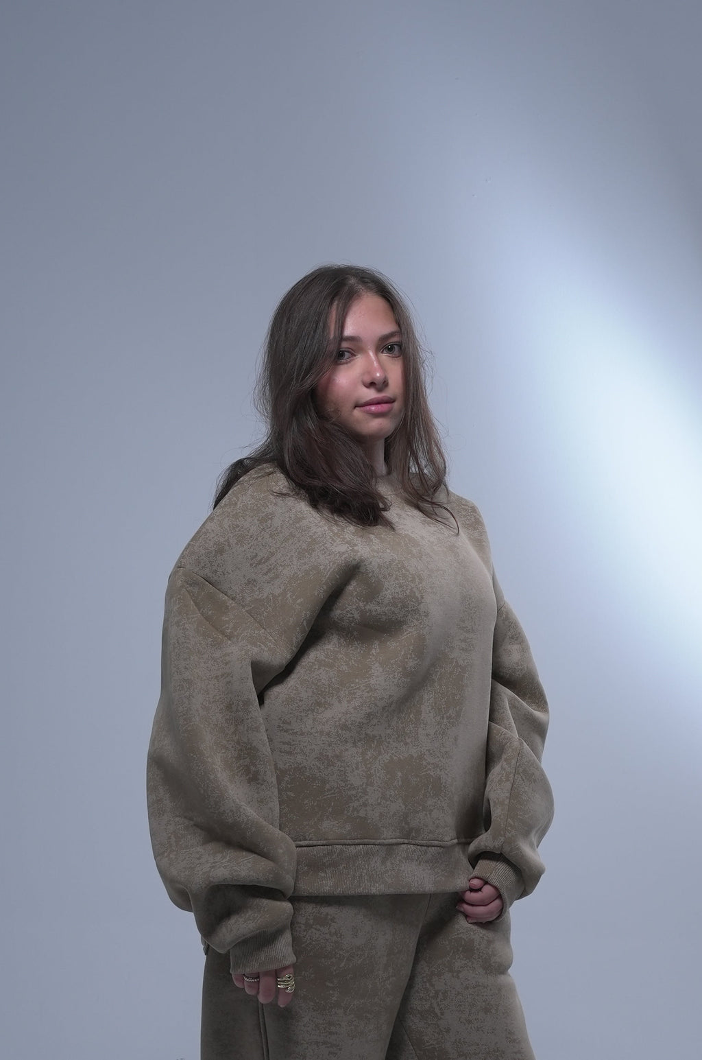 Washed Beige Crewneck, Standout comfortably
