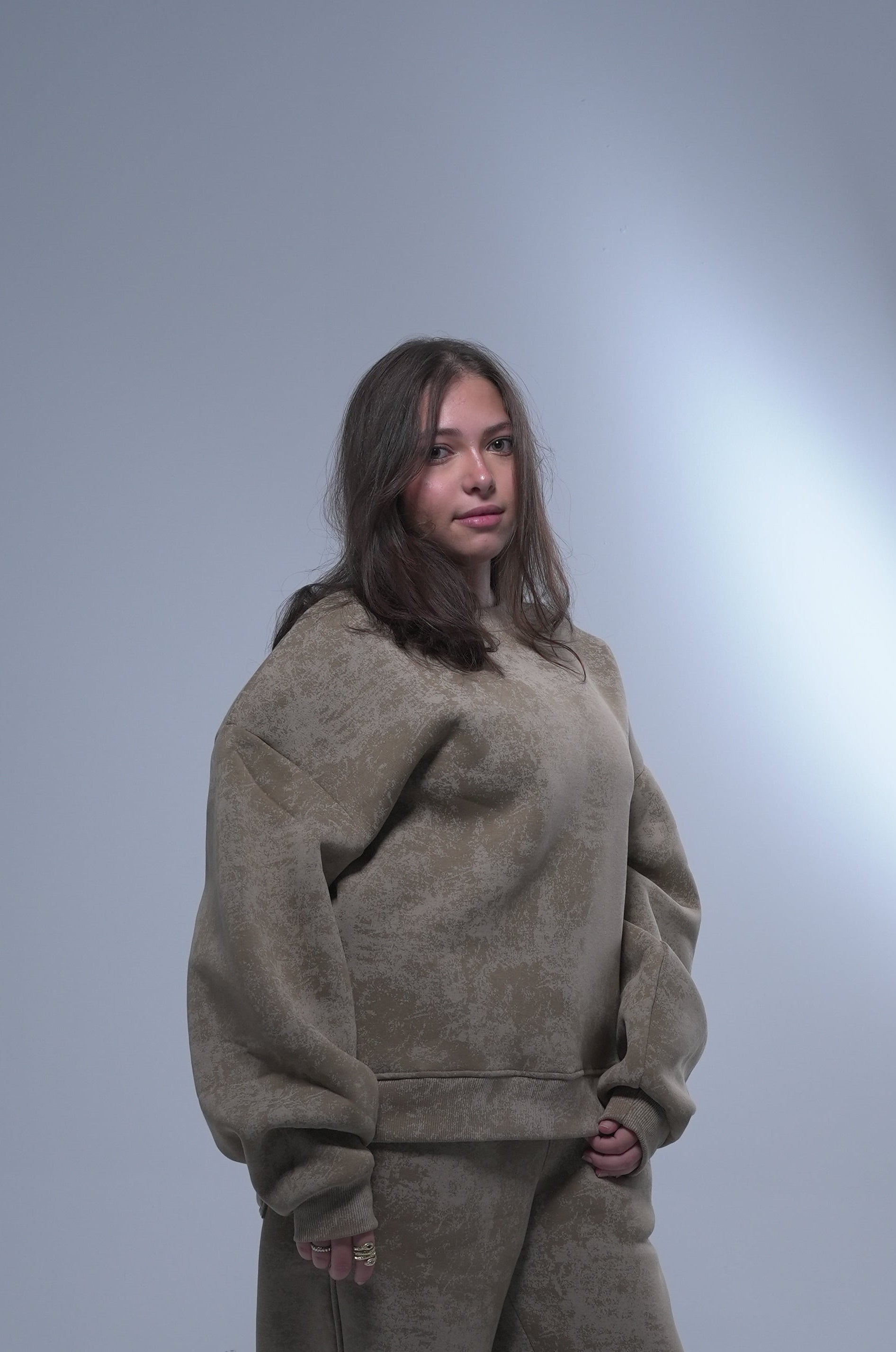 Washed Beige Crewneck, Standout comfortably