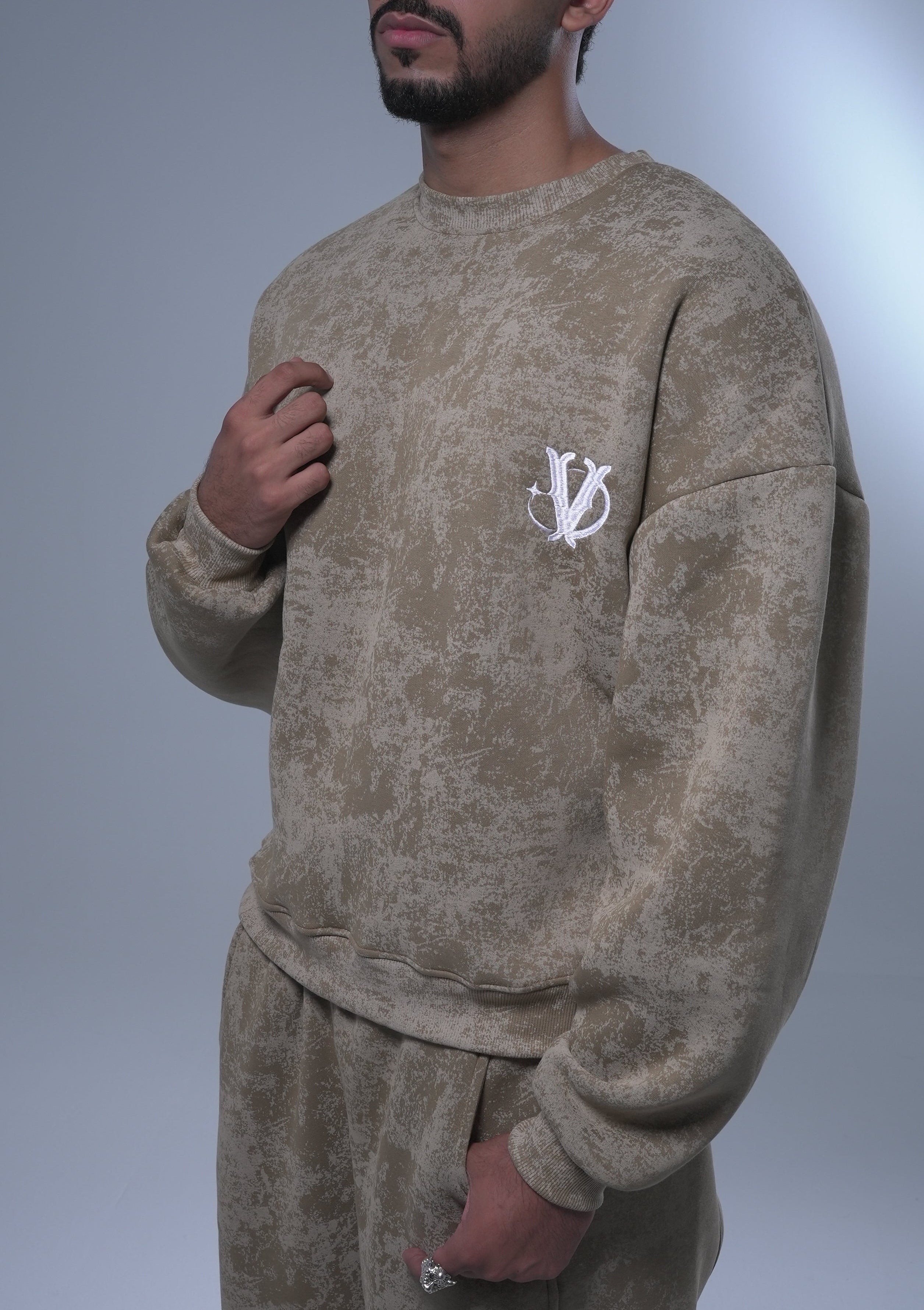 Washed Beige Crewneck, Standout comfortably