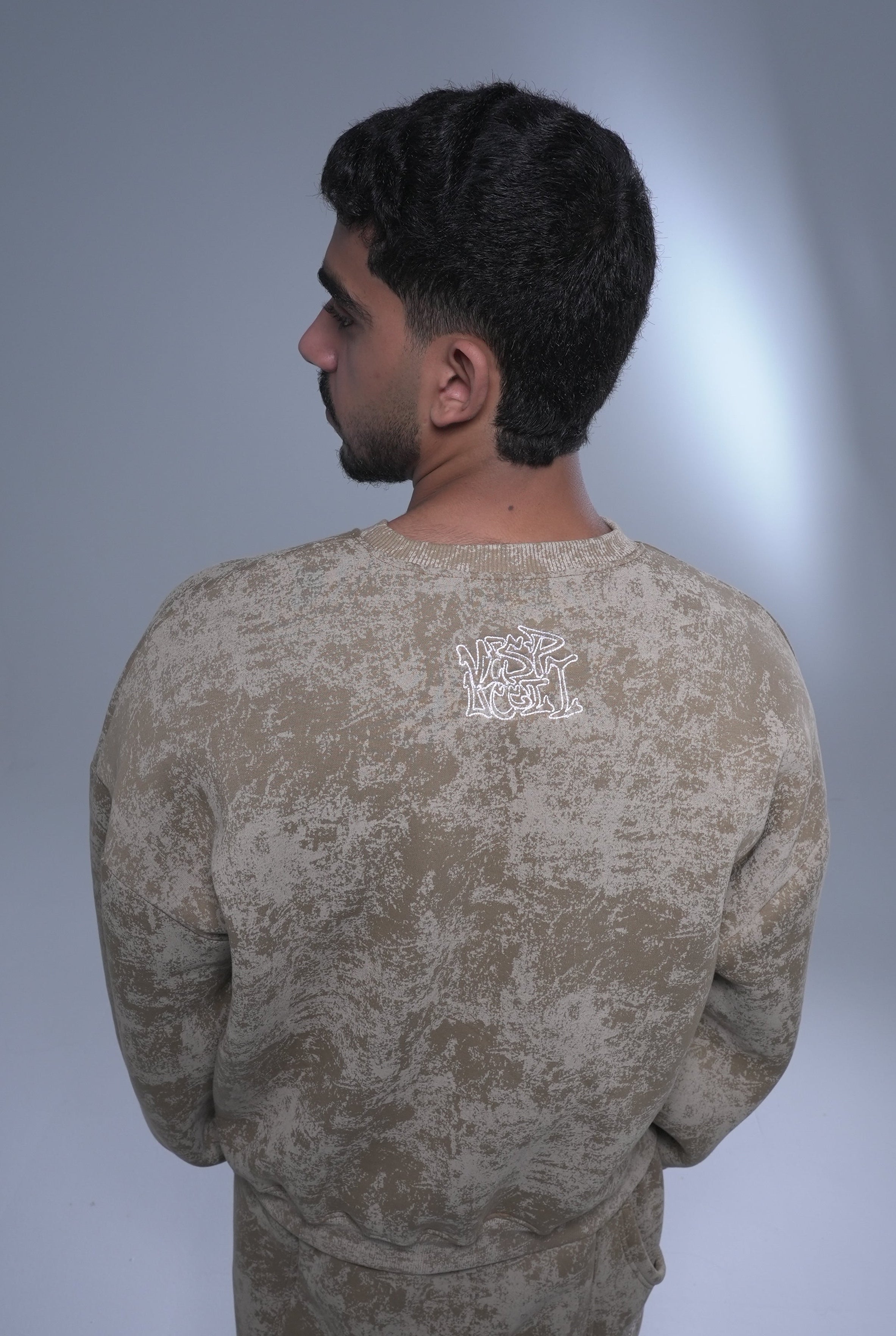 Washed Beige Crewneck, Standout comfortably