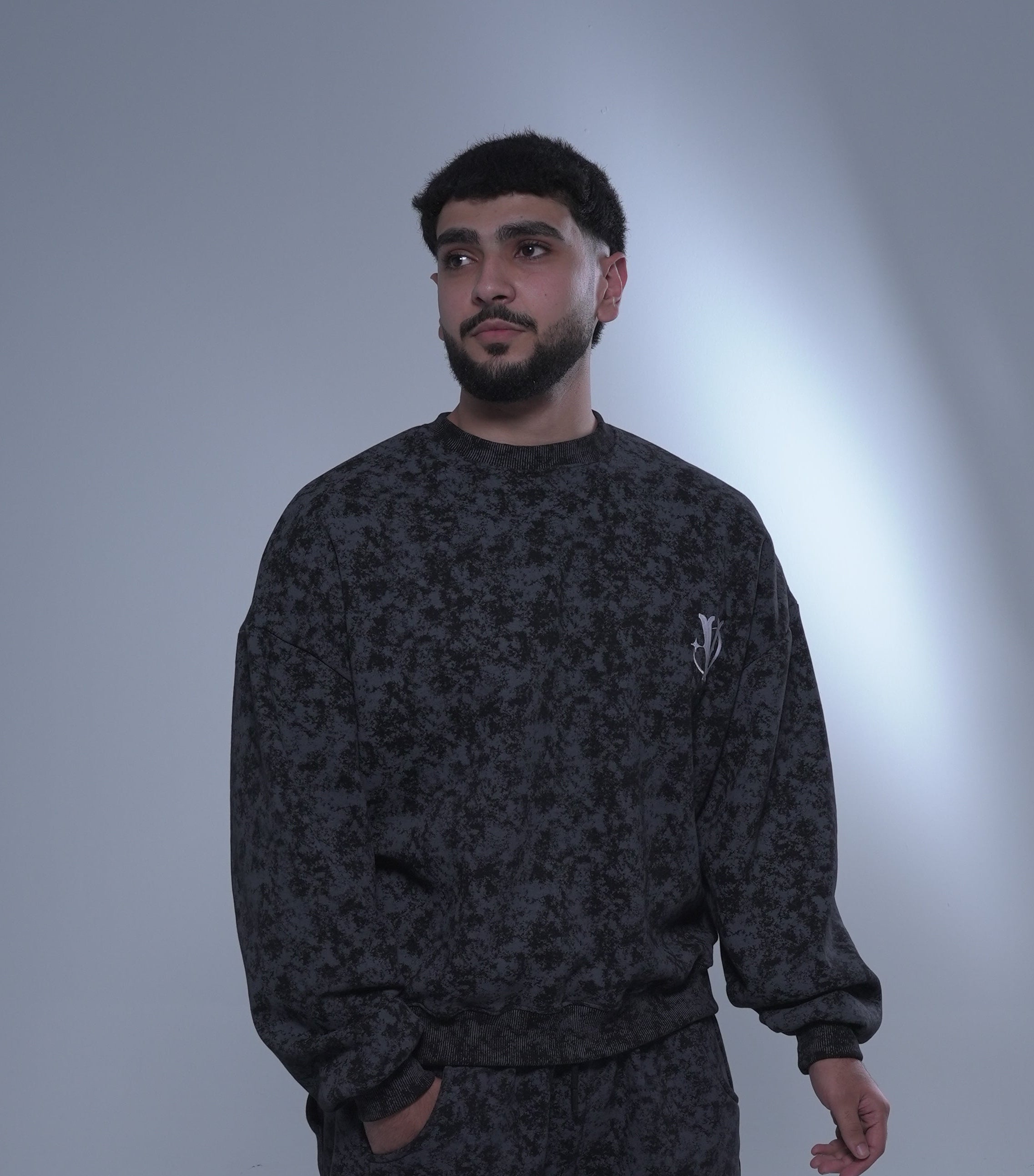 WASHED BLACK CREWNECK, Standout comfortably