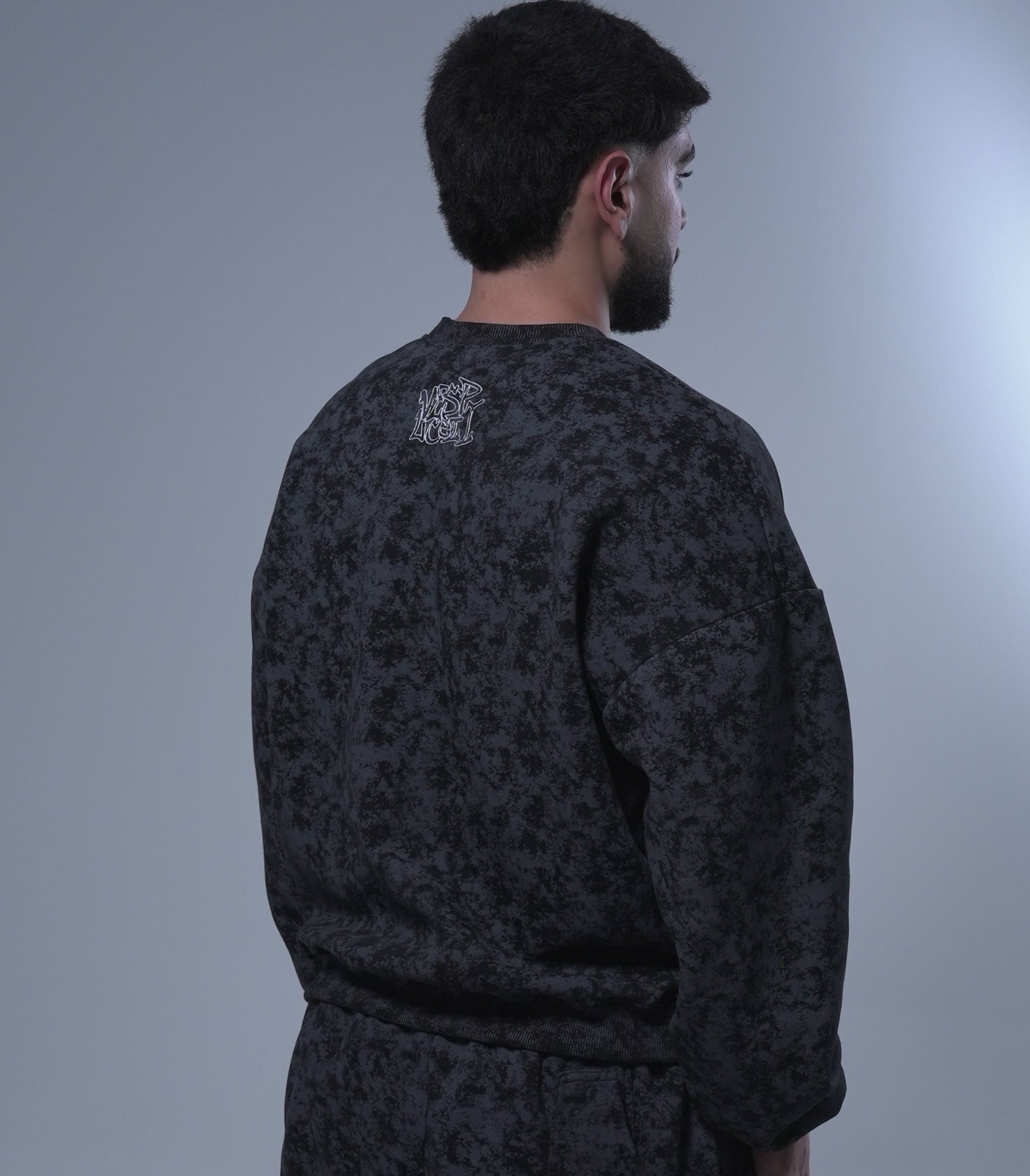 WASHED BLACK CREWNECK, Standout comfortably